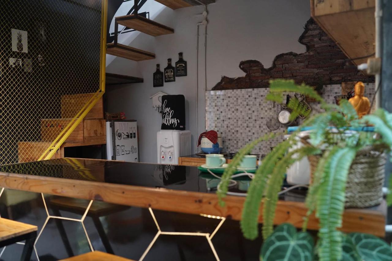 Happy House Bnb Bromo Backpacker Probolinggo Exteriör bild