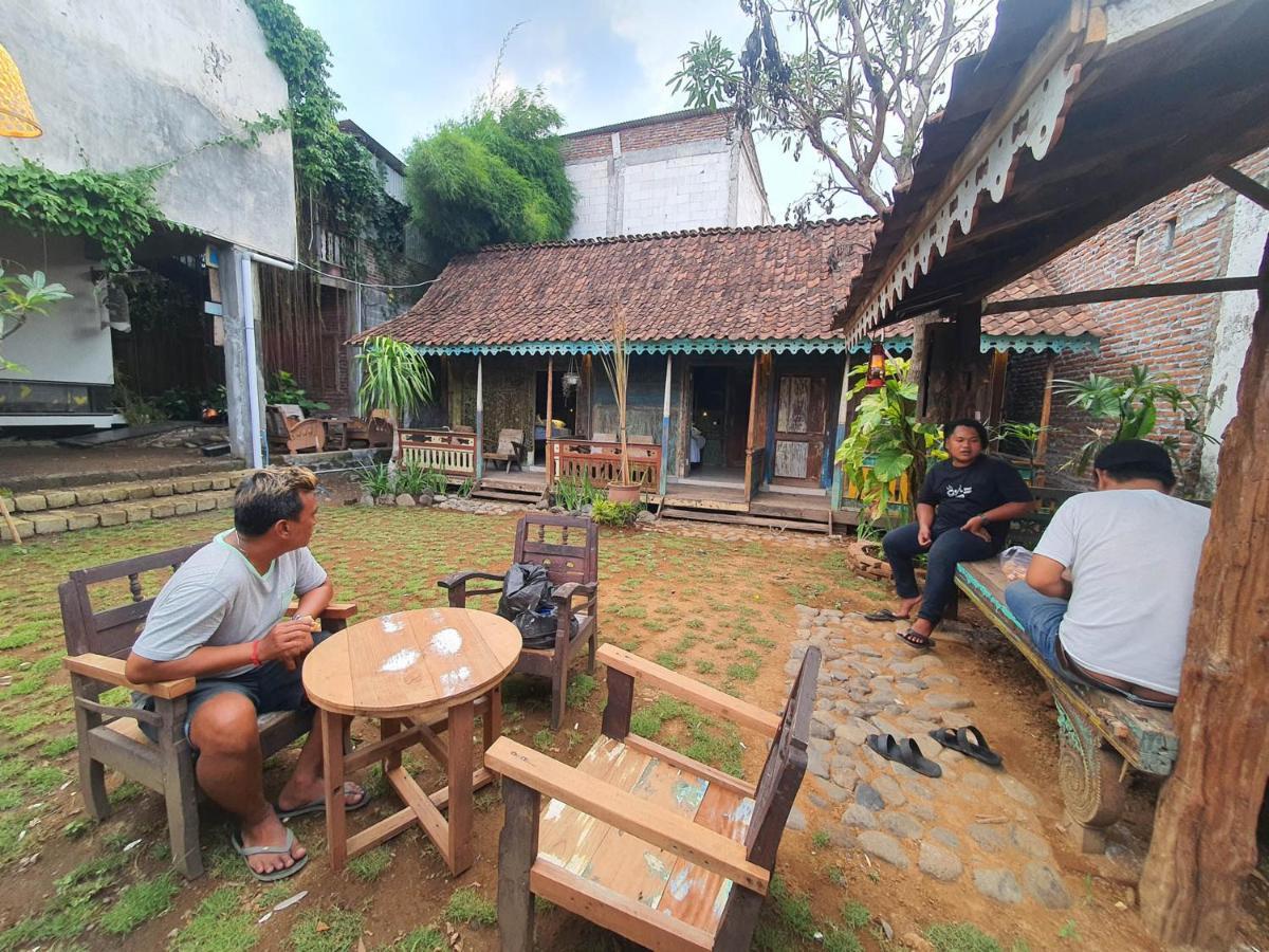 Happy House Bnb Bromo Backpacker Probolinggo Exteriör bild