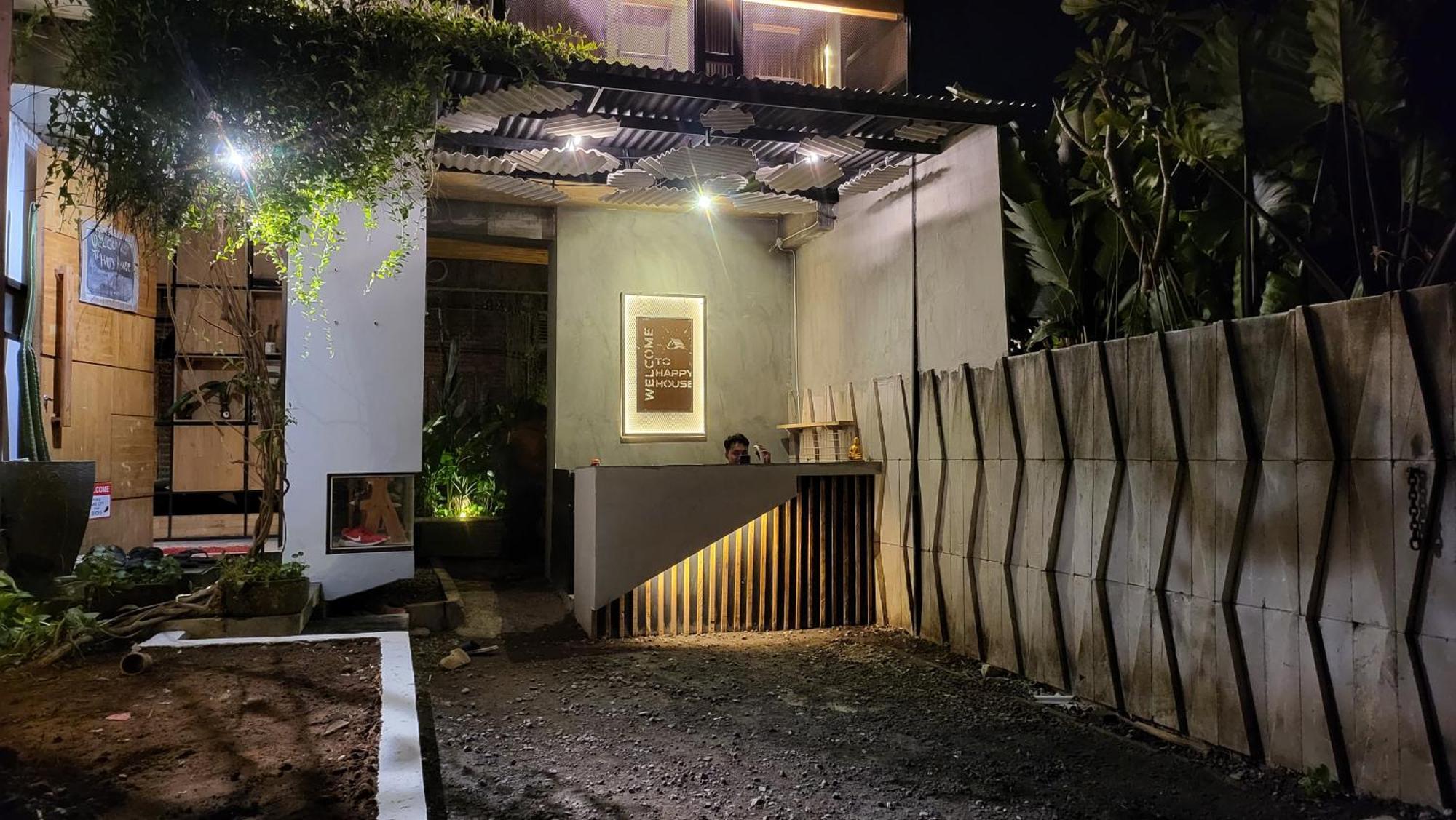 Happy House Bnb Bromo Backpacker Probolinggo Exteriör bild