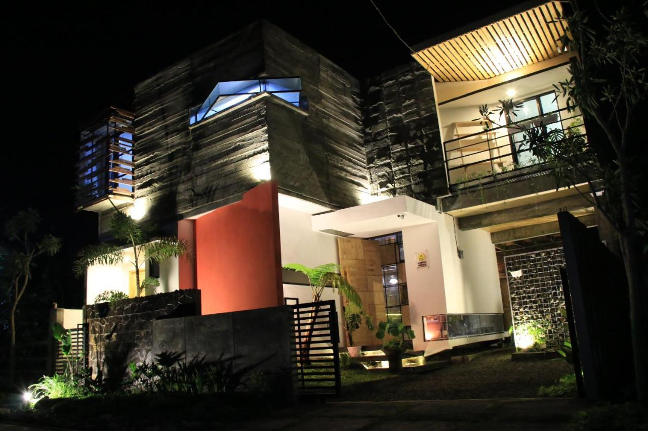 Happy House Bnb Bromo Backpacker Probolinggo Exteriör bild